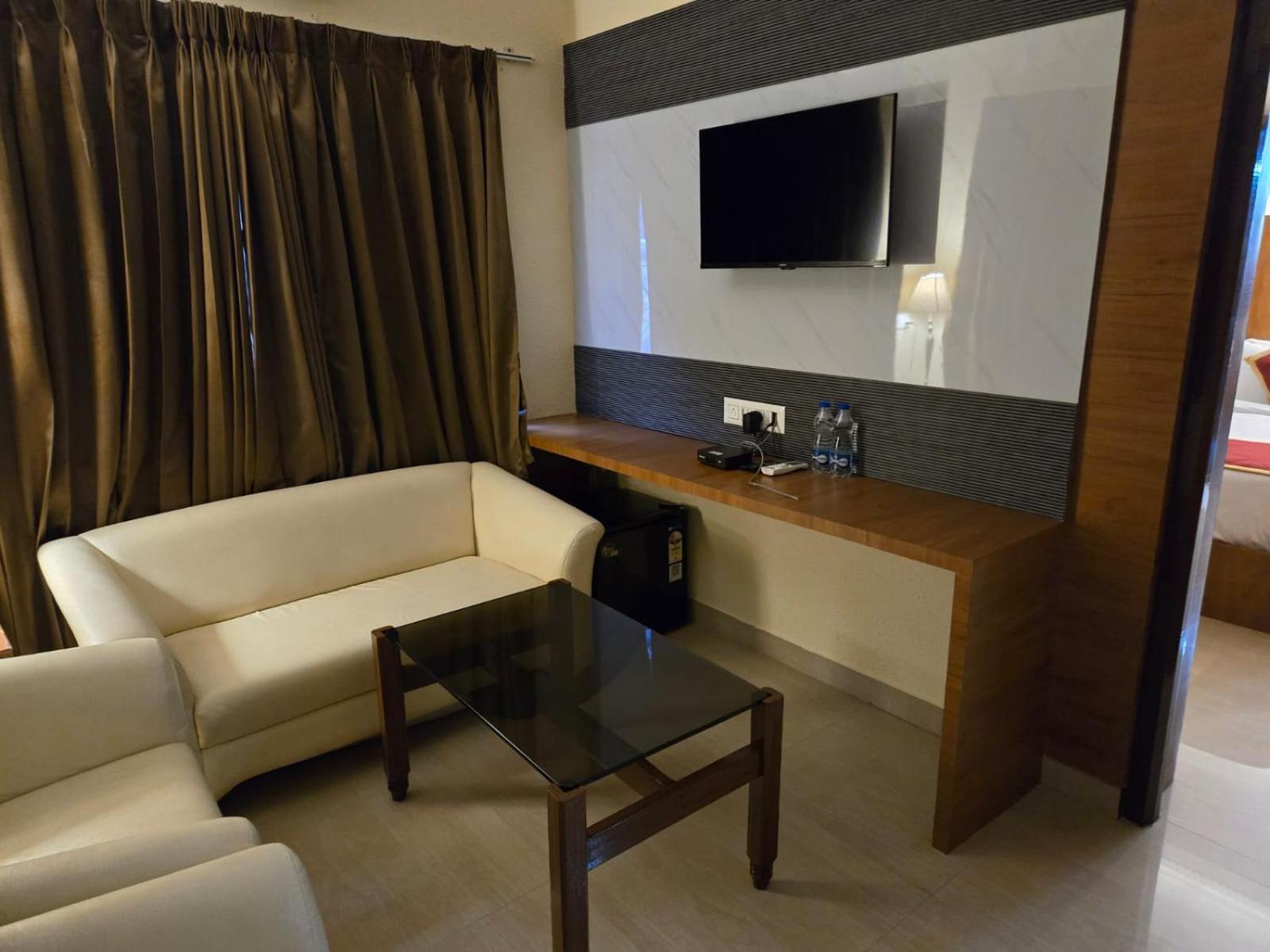 Hotel Badami Court ภายนอก รูปภาพ