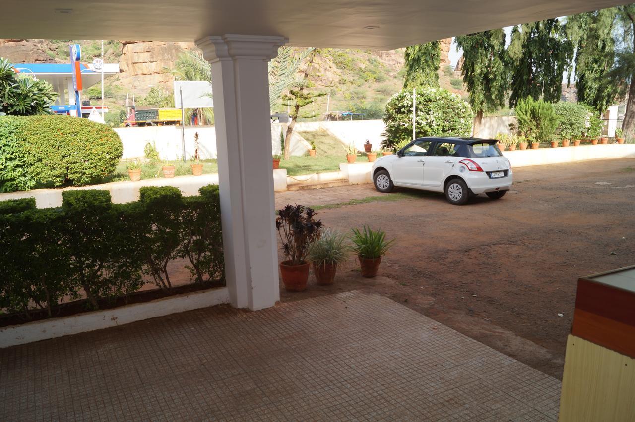 Hotel Badami Court ภายนอก รูปภาพ